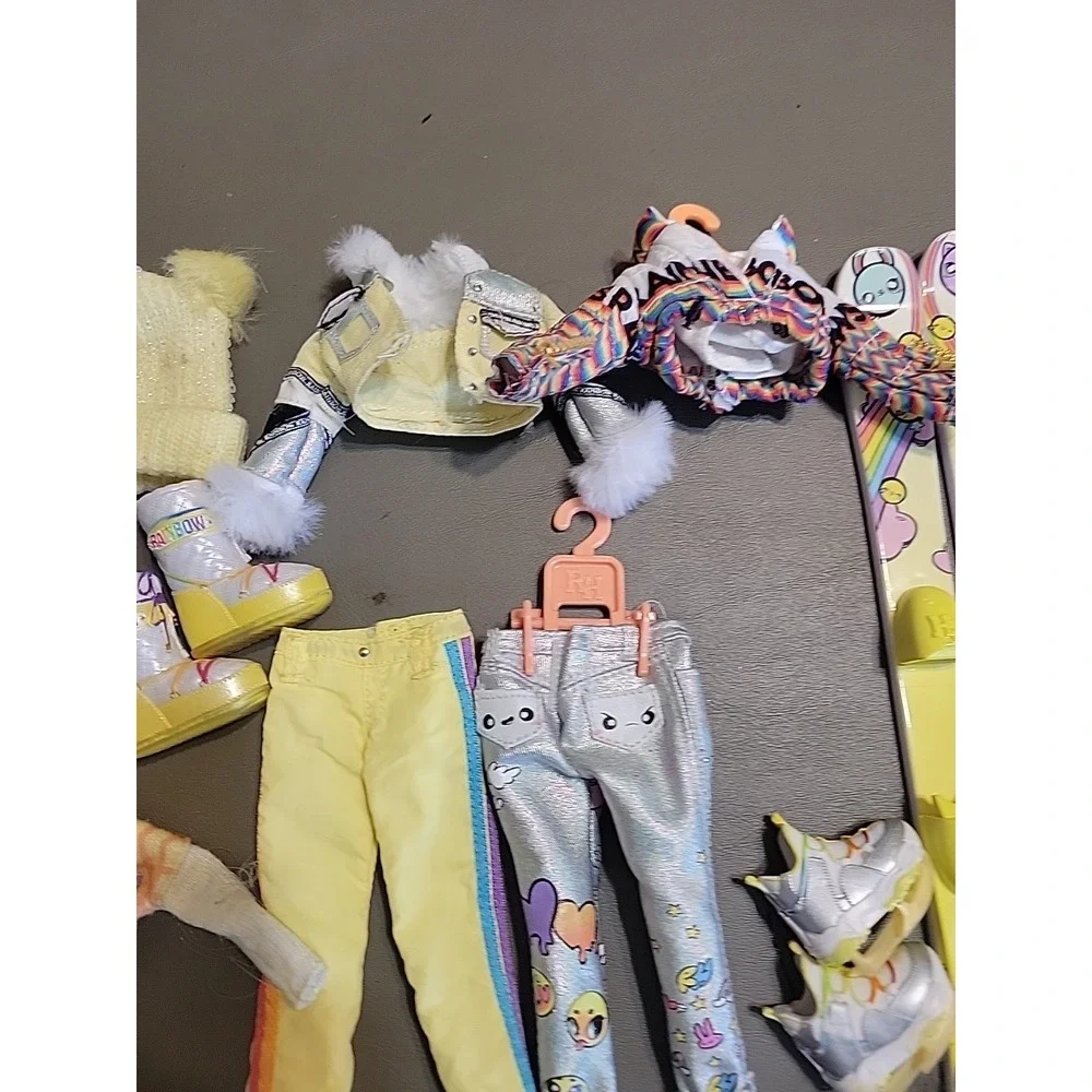 Rainbow High Winter Break Sunny Madison replacement outfits accessories